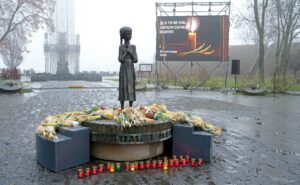 ветерани біля меморіалу жертв війни