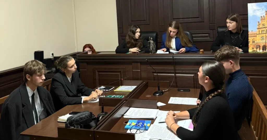 юрист готує документи для господарського суду