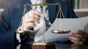 людина рахує кредитні борги та тримає банківські документи