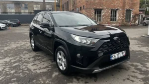 Toyota RAV4 на міській дорозі