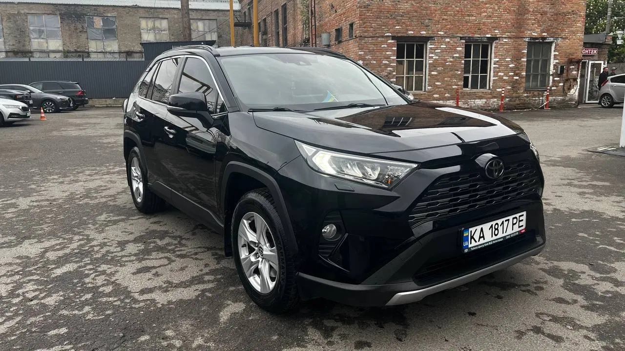 Toyota RAV4 на міській дорозі
