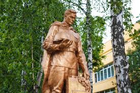 люди біля меморіалу жертв війни