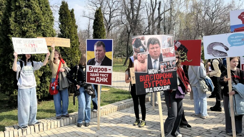 студенти біля університету в Україні