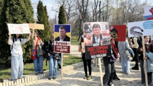 студенти біля університету в Україні