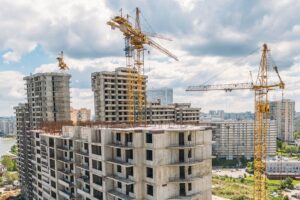 інспектор перевіряє незаконне будівництво