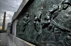 ветерани Другої світової війни біля меморіалу
