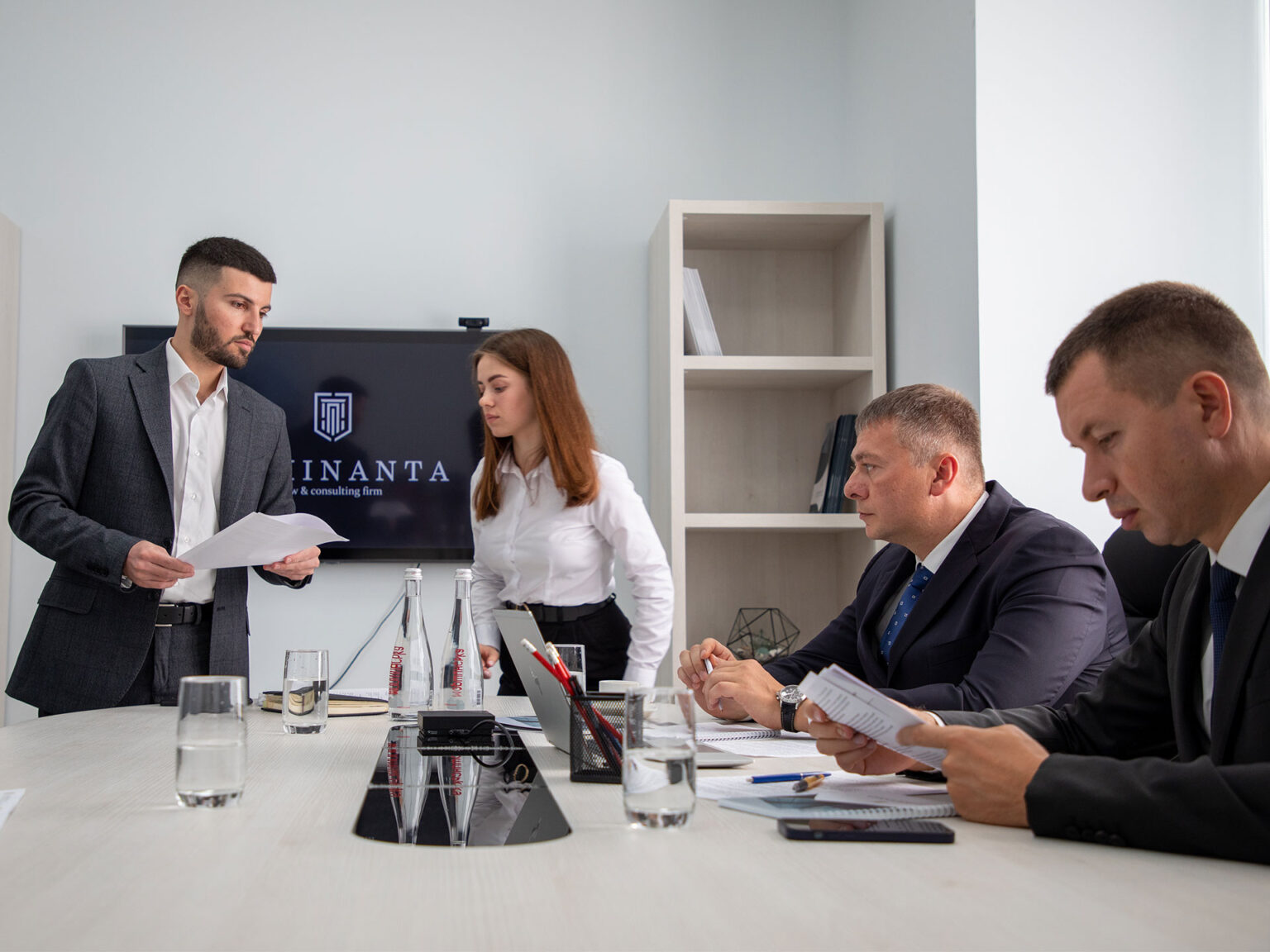 юрист консультує власника бізнесу