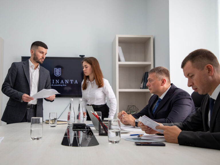 юрист консультує власника бізнесу